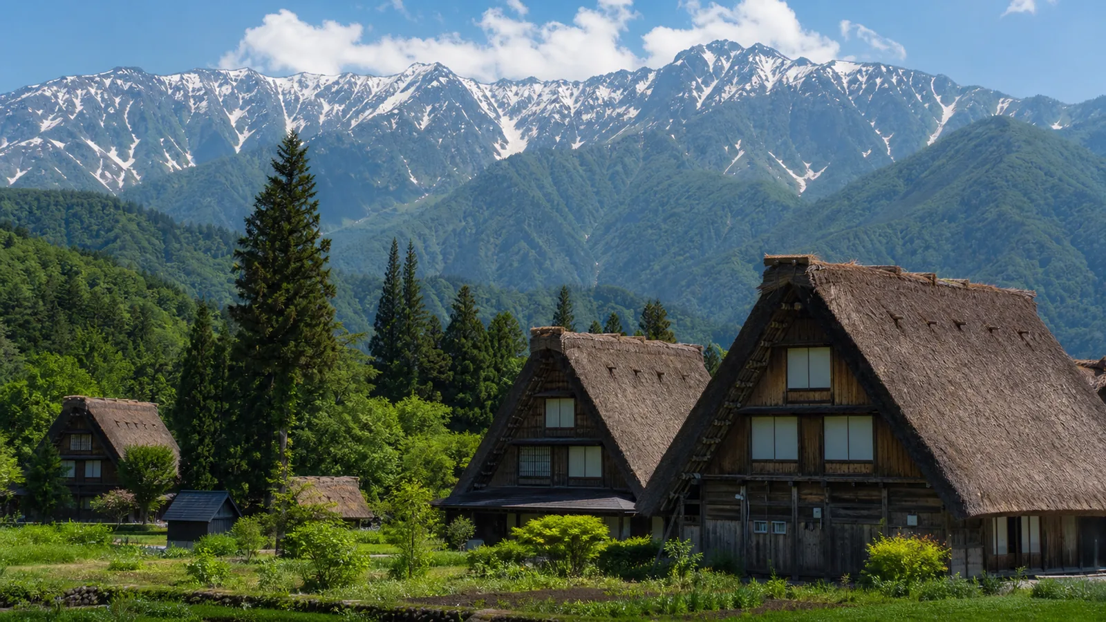 Chubu Shirakawa-go village with the Japanese Alps