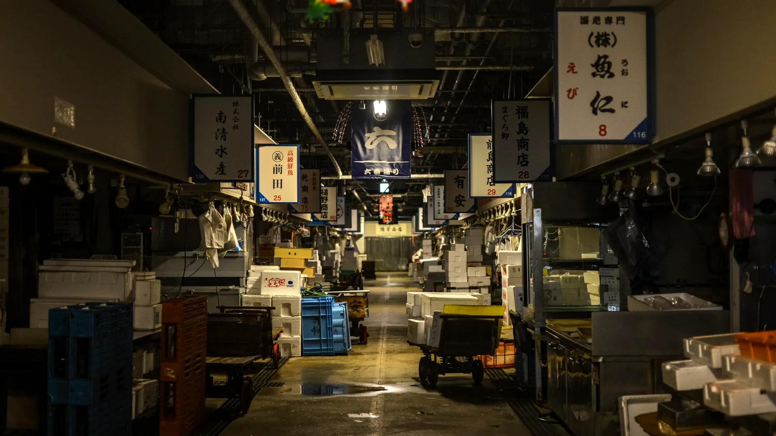 Interior aisle of Osaka Kizu Wholesale Market