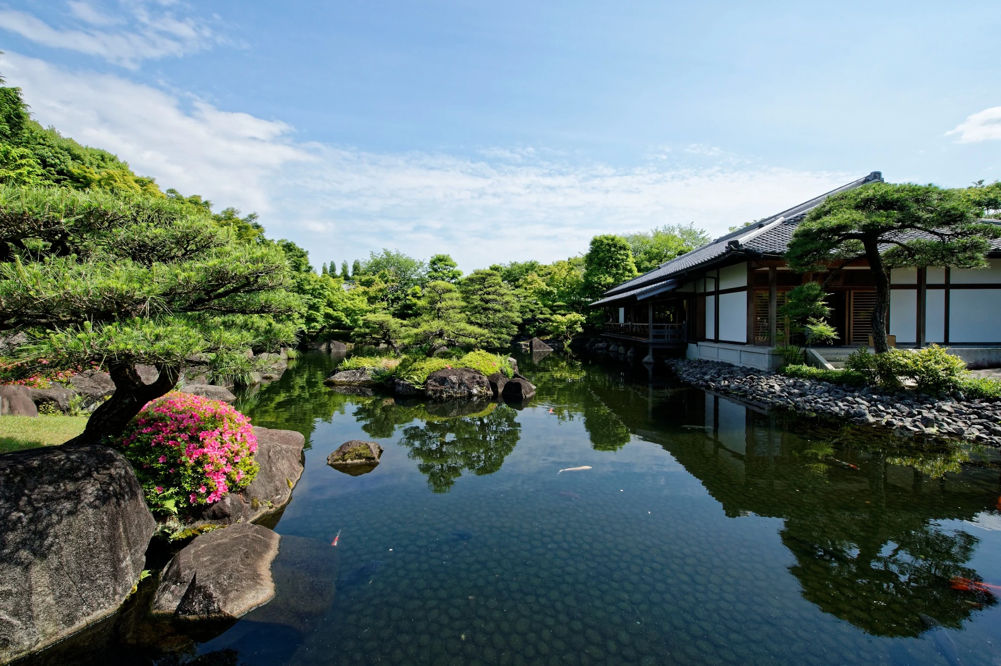 Traditional pond garden at Koko-en next to Himeji Castle