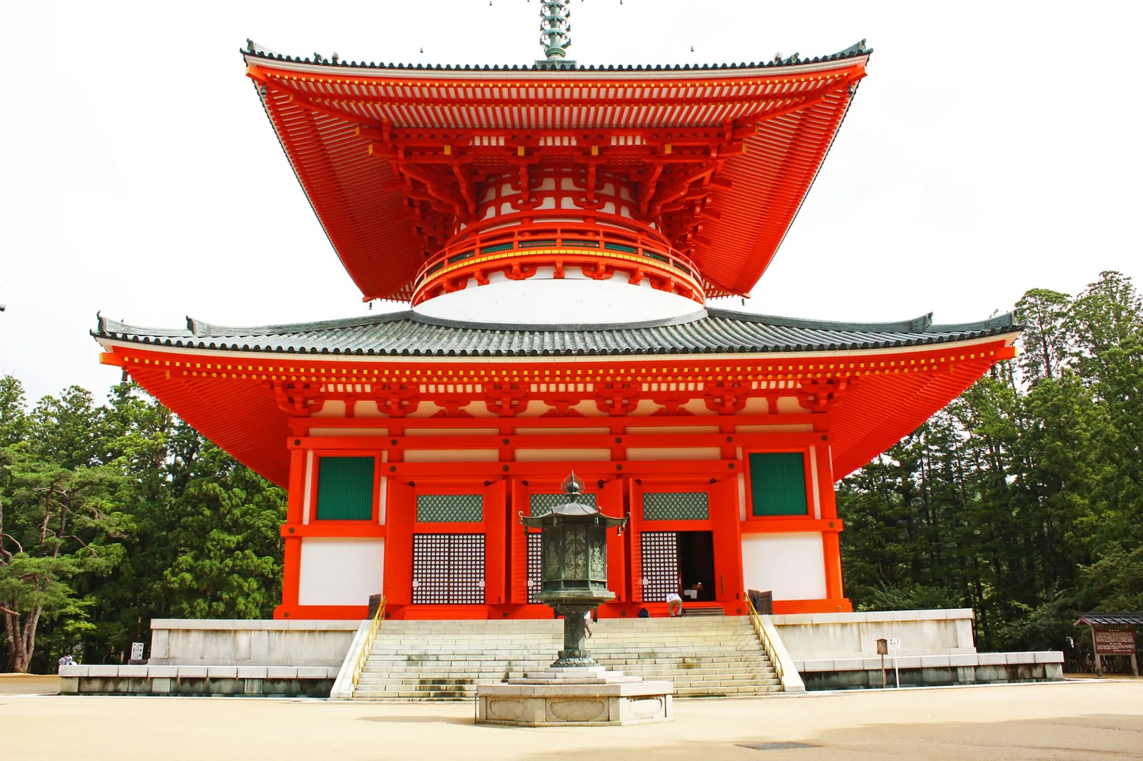 Red Konpon Daito pagoda at Danjo Garan in Koyasan
